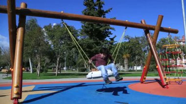 Parkta oynayan sevimli küçük çocuk portresi