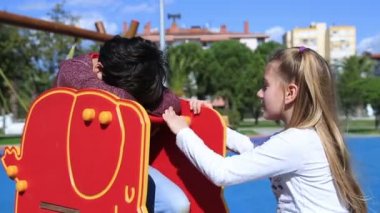 Kız arkadaşı ile üzgün genç çocuk
