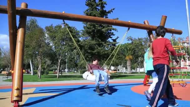 Porträt der niedlichen Kinder, die auf dem Spielplatz spielen — Stockvideo