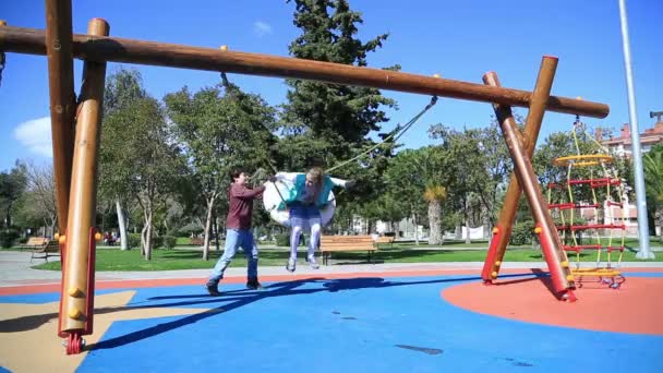 Dos niños de primaria que se divierten en el patio de recreo — Vídeos de Stock