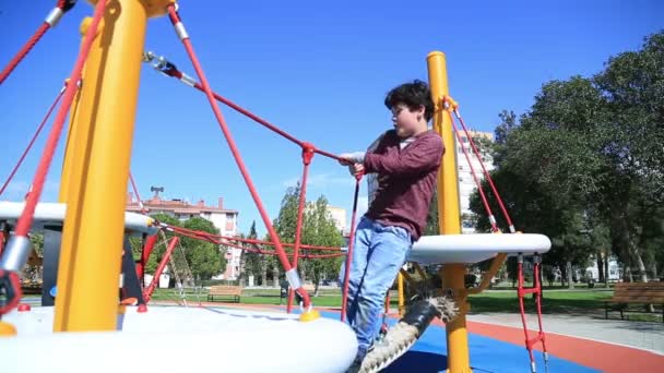 Porträt des niedlichen kleinen Jungen, der auf dem Spielplatz spielt — Stockvideo