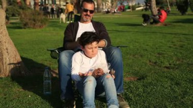 Baba ve oğul şehir parkv zamanında rahatlatıcı