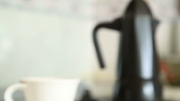 Мока кофейник варить кофе на плите — стоковое видео