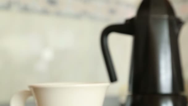 vieille cafetière italienne sur cuisinière 