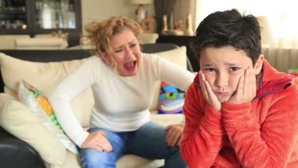 Angry mother scolding a disobedient child — Stock Video