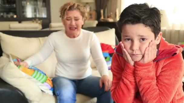 Madre arrabbiata rimprovera un bambino disobbediente — Video Stock