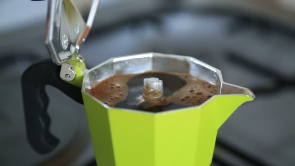 Hett kaffe från Moka pott — Stockvideo