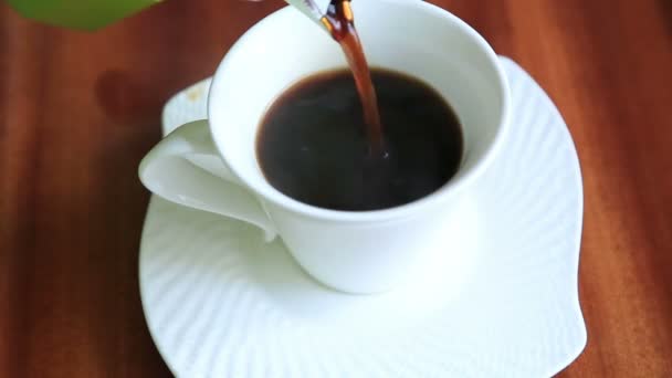 Налить кофе из кастрюли . — стоковое видео
