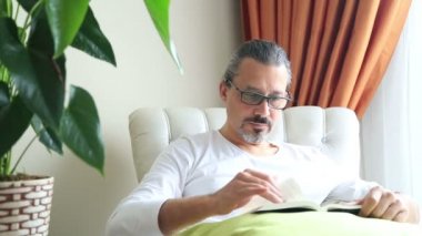Orta yaşlı adam bir roman reding