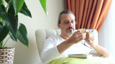 Orta yaşlı adam bir roman reding