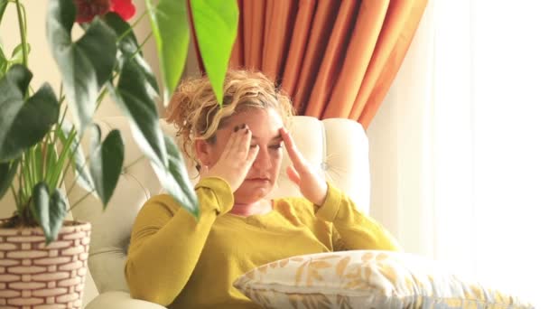 Frau mit Kopfschmerzen Migräne — Stockvideo