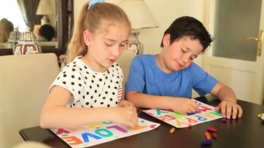 Sevimli kız ve anne için çizim çocuk
