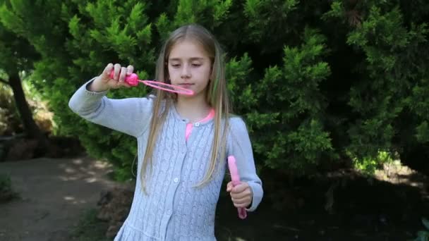 Mädchen Pustet Blasen Freien — Stockvideo