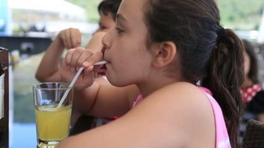 Restoranda limonata içmeye çocuklar