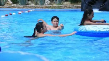 Çocuk havuzda eğleniyor