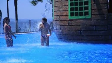 Eğleniyor aquapark yaz tatili sırasında genç bir çocuk portresi