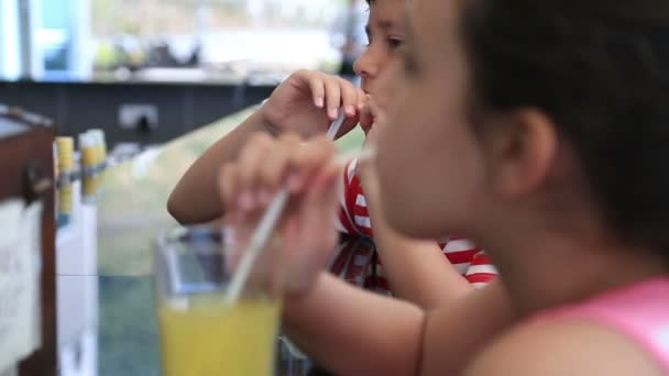 Kids drinking lemonade at the restaurant — Stock Video