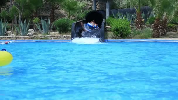 Niño divirtiéndose en el parque acuático — Vídeos de Stock