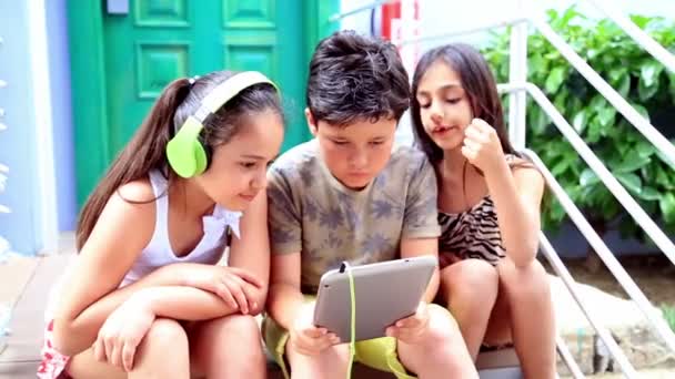 Niños con tablet digital — Vídeo de stock