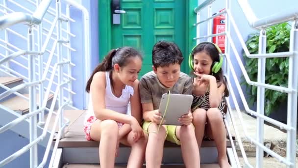 孩子们与数字平板电脑 — 图库视频影像