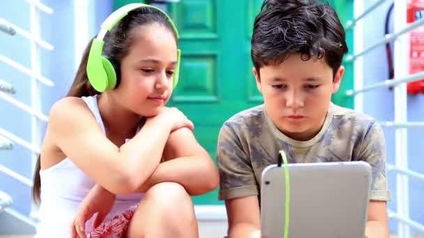 Niño y niña con tableta digital — Vídeos de Stock