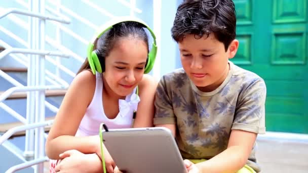 Niño y niña con tableta digital — Vídeos de Stock