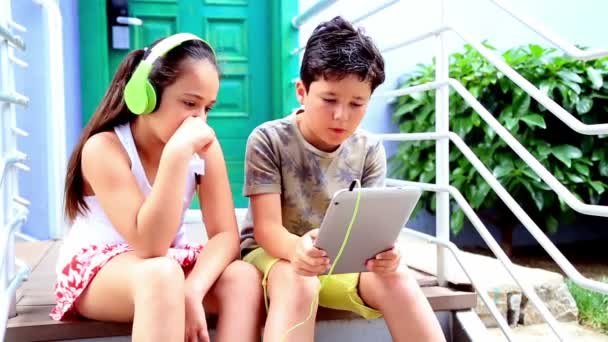 年轻的男孩和女孩与数字平板电脑 — 图库视频影像