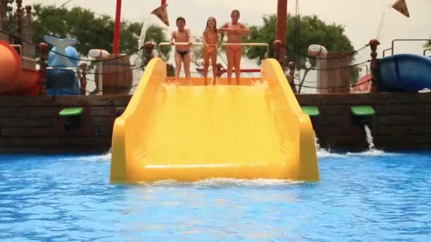 Niño divirtiéndose en la piscina — Vídeo de stock