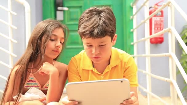 Barn med digital tablet — Stockvideo
