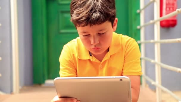 Fiatal fiú használ digitális tabletta — Stock videók