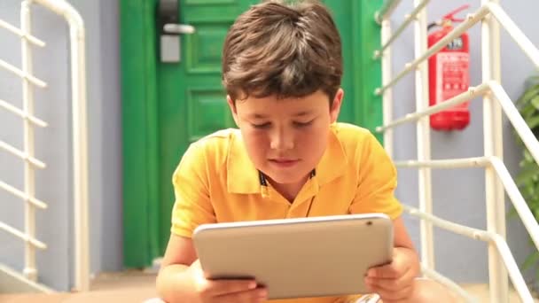 Νεαρό αγόρι χρησιμοποιώντας ψηφιακή δισκίο — Αρχείο Βίντεο