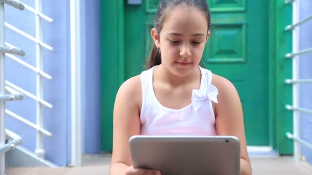 Νεαρό κορίτσι με ψηφιακή δισκίο — Αρχείο Βίντεο