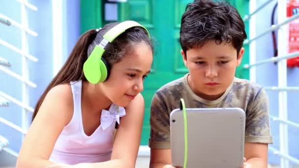 Mladý chlapec a dívka s digitálním tabletu — Stock video