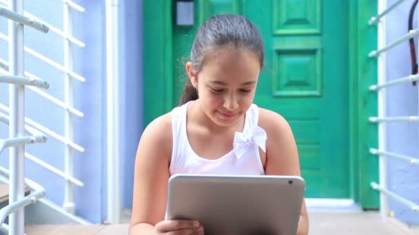 Jovem com tablet digital — Vídeo de Stock
