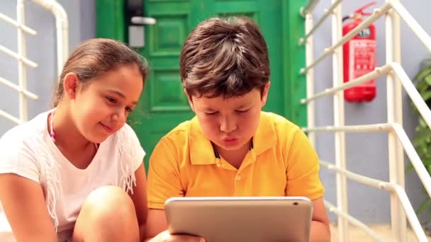 Niños con tablet digital — Vídeos de Stock