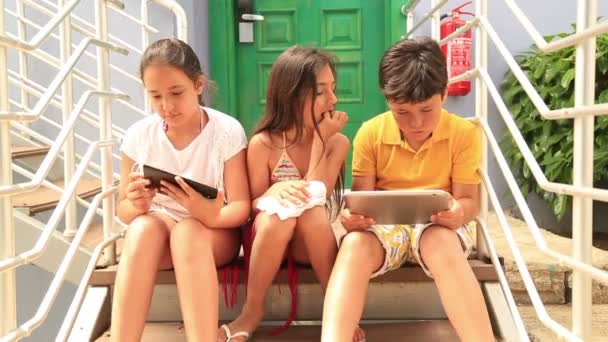 Enfants avec tablette numérique — Video