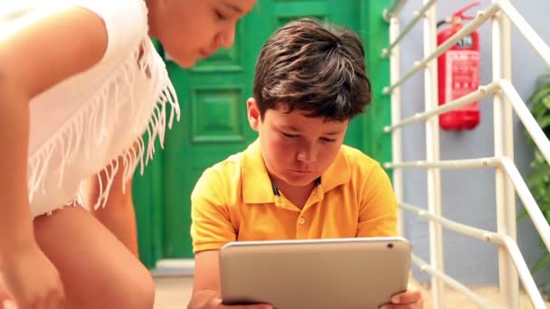 Niños con tablet digital — Vídeo de stock