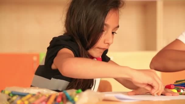 Симпатична маленька дівчинка прелюдія малюнок з барвистими олівцями — стокове відео