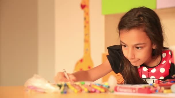 Mignon petit dessin fille prescool avec crayons colorés — Video