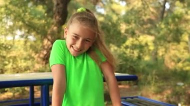 gülümseyen genç bir kızın portresi