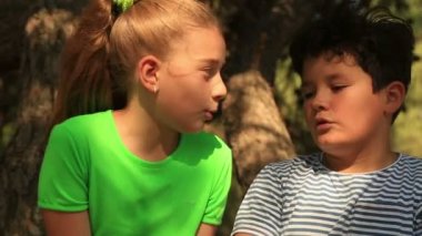 Doğada konuşan mutlu arkadaşlar