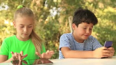 Genç erkek ve kız dijital tablet ile