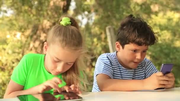 Gyerekek, szúró telefon és digitális tábla — Stock videók