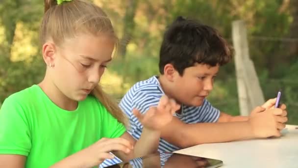 Menino e menina com tablet digital — Vídeo de Stock