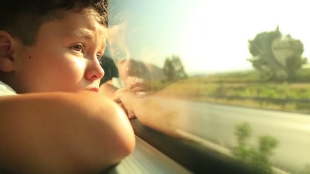 Αγόρι κοιτάζοντας παράθυρο — Αρχείο Βίντεο
