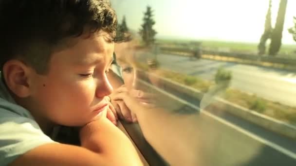 Niño mirando por la ventana 4 — Vídeo de stock