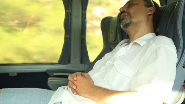 Hombre durmiendo en autobús — Vídeo de stock