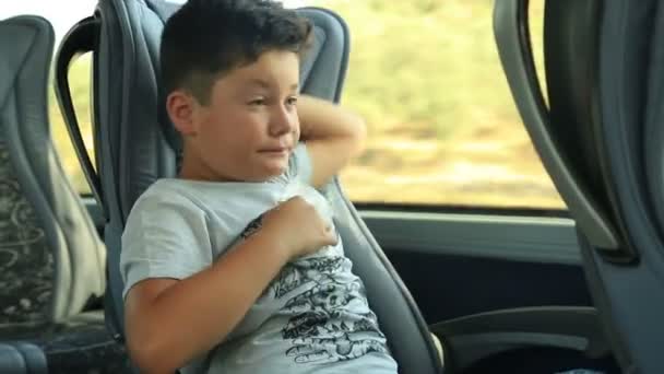在公车上昏昏欲睡的小孩 — 图库视频影像