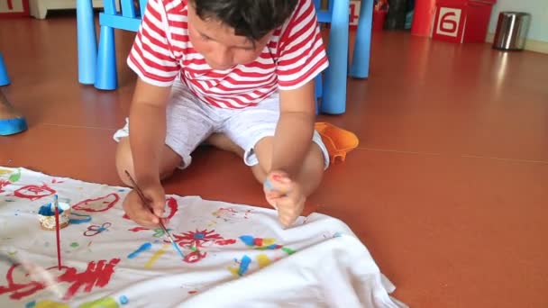 Child painting on a fabric — Αρχείο Βίντεο