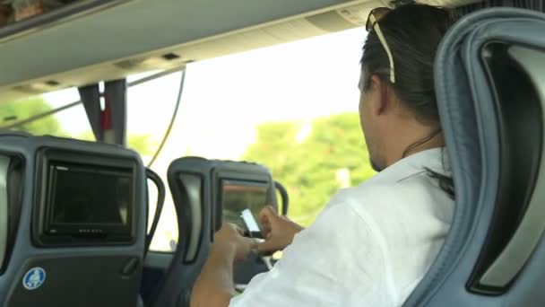 Mann benutzt Smartphone im Bus — Stockvideo